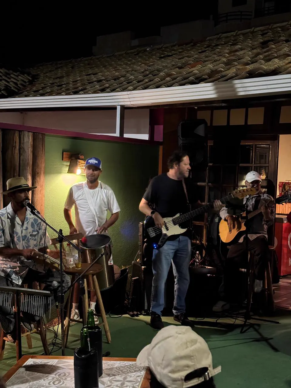 Os Catetos tocando ao vivo
