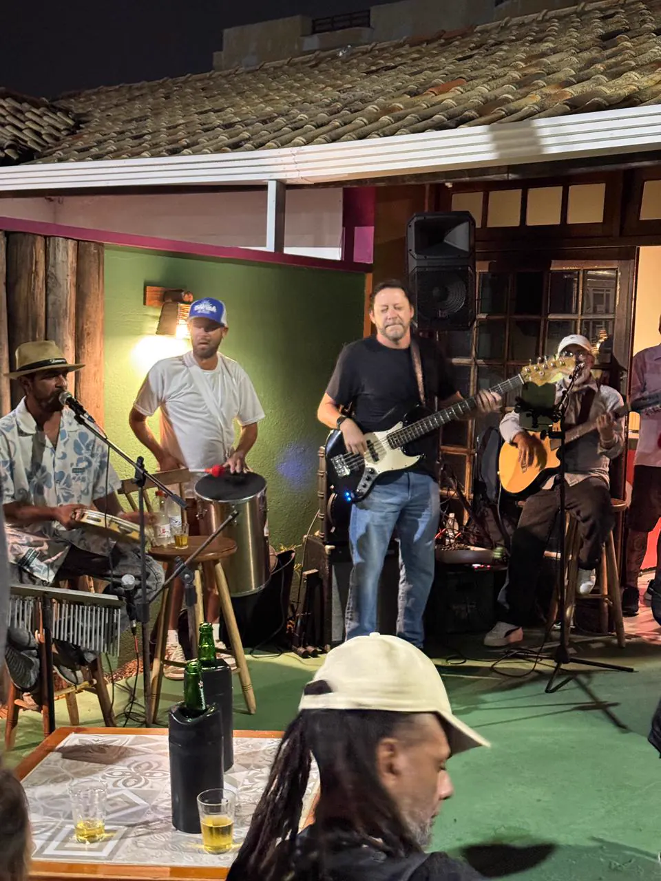 Músicos dos Catetos no palco