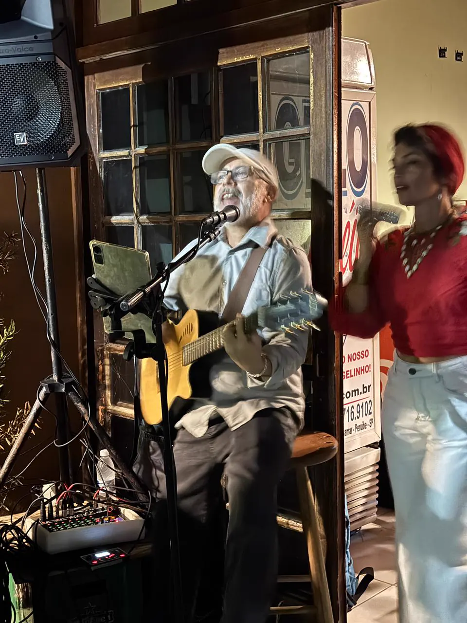 Os Catetos tocando para o público